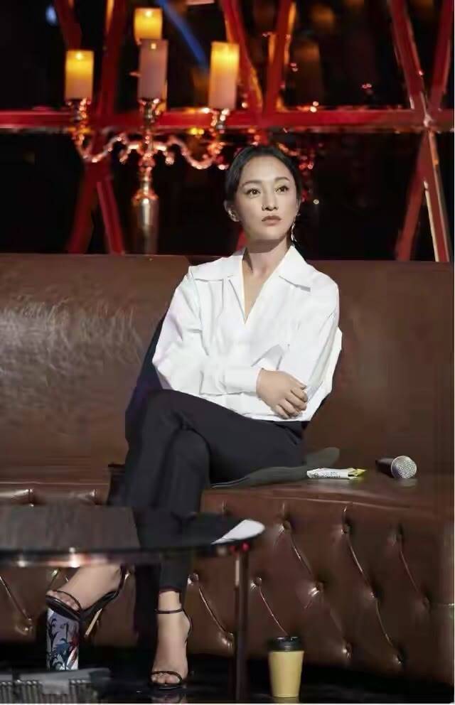 周迅 周迅也挺会博眼球,腿上扯那么多洞,分不清穿的是裤子还是靴子