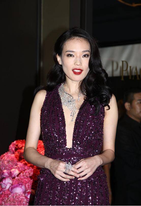 设计 舒淇穿上亮片裙真是风情万种，胸前开叉挺别致，浓妆红唇更撩人