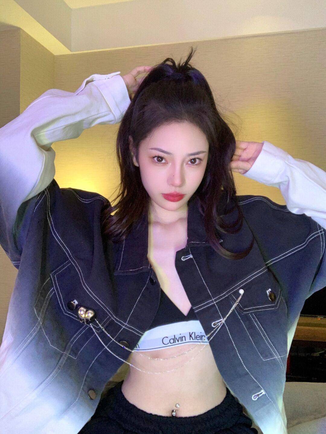 时尚 谁说黑白灰只能单调?掌握这几个搭配思路,基础色也能穿出高级感