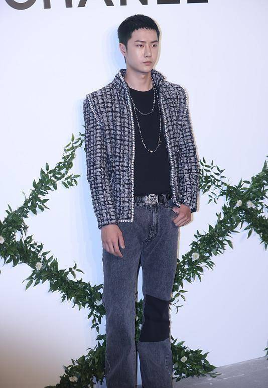 黑色 王一博短发造型很奇特,垫肩服装看着也很奇怪,差点不敢认