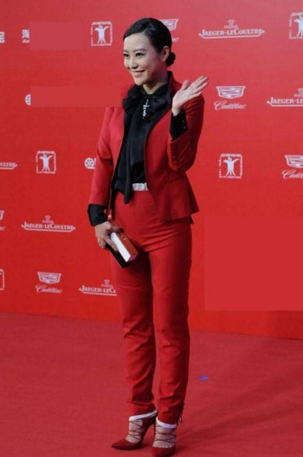 腰带 郝蕾真的好“敢穿”，绿色缎面连体裤配腰带，大长腿真的好显眼