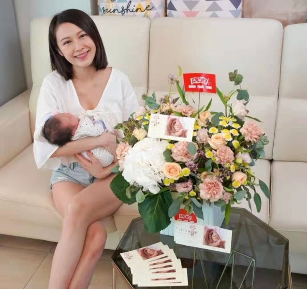 原创可爱英皇知名小花百日宴首公开爱女长相眉眼像极爸爸麦秋成