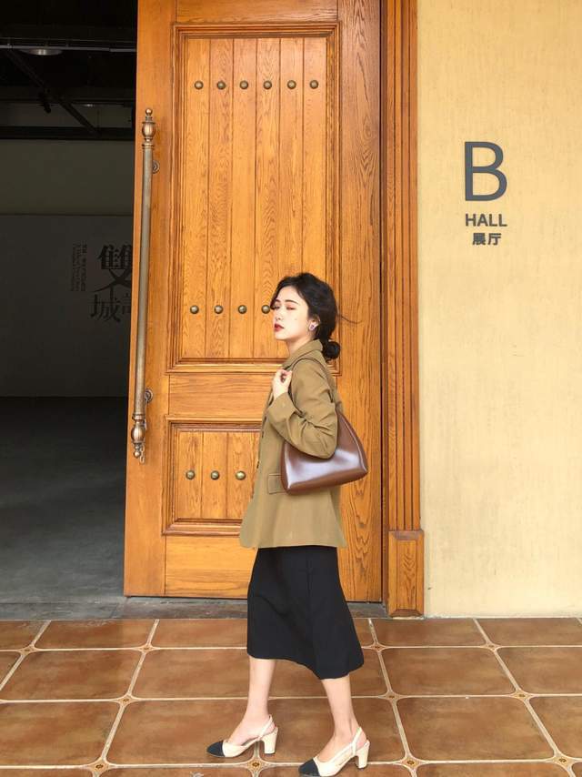小个子 西装外套怎么穿出高级感?不如搭配半身裙,优雅时尚又能提升气质
