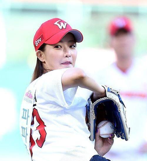 高跟鞋 韩国人保养的都这么好吗？金喜善都40多岁了，穿牛仔裤还很可爱