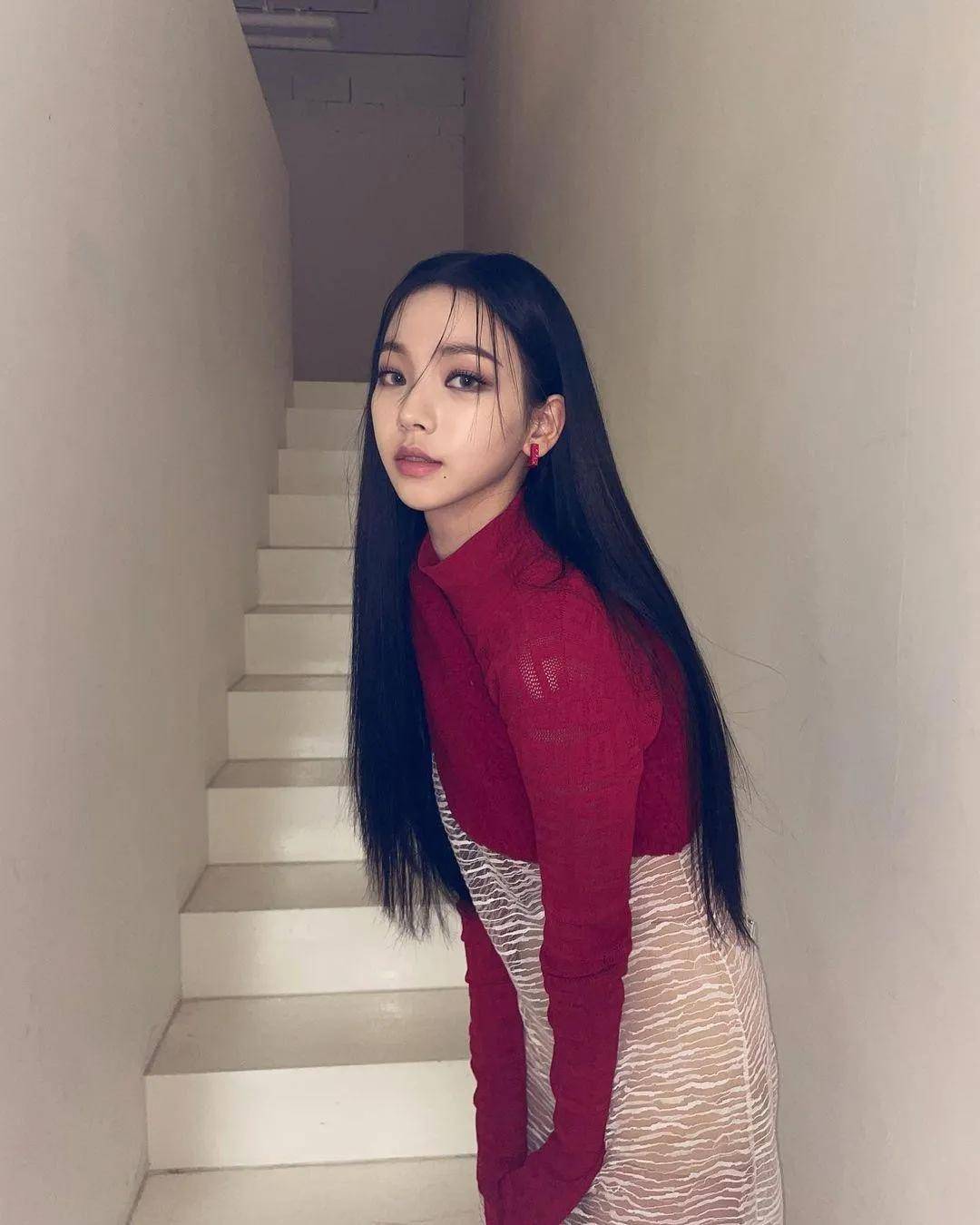 白女士 秋天换季穿啥？网友：女明星都钟爱的针织单品是时候安排了！