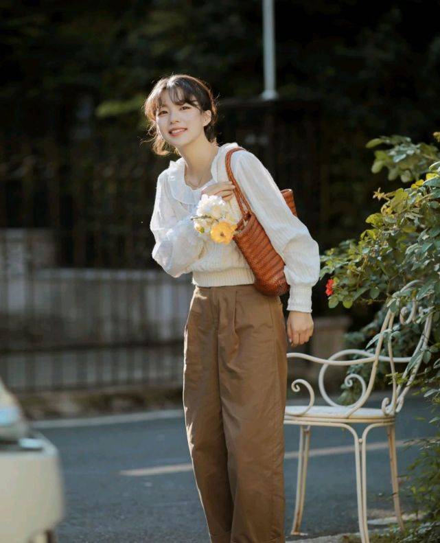 服装 针织衫马甲叠穿衬衫,也可以穿出耀眼夺目的感觉,时尚就这么简单