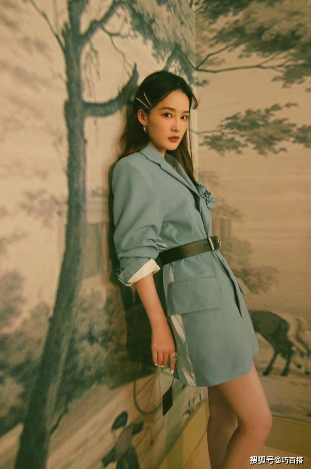 蓝色 《机智的恋爱》李沁穿搭也在线，穿蓝色西装优雅自信，漫画腿抢镜