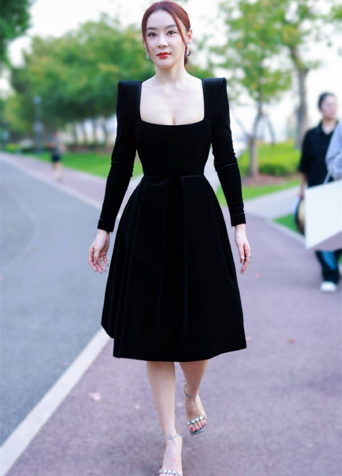 身材 袁姗姗又赢在了“马甲线”，红毯上穿黑裙蛮腰抢镜，腿粗也没减分