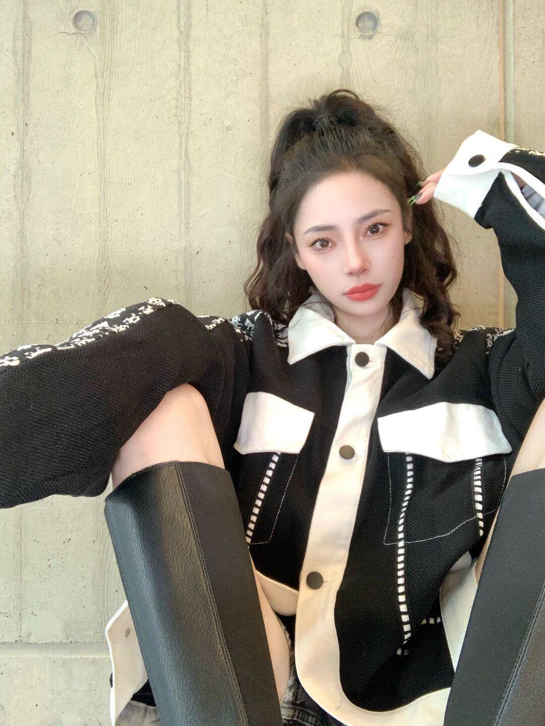 时尚 谁说黑白灰只能单调?掌握这几个搭配思路,基础色也能穿出高级感