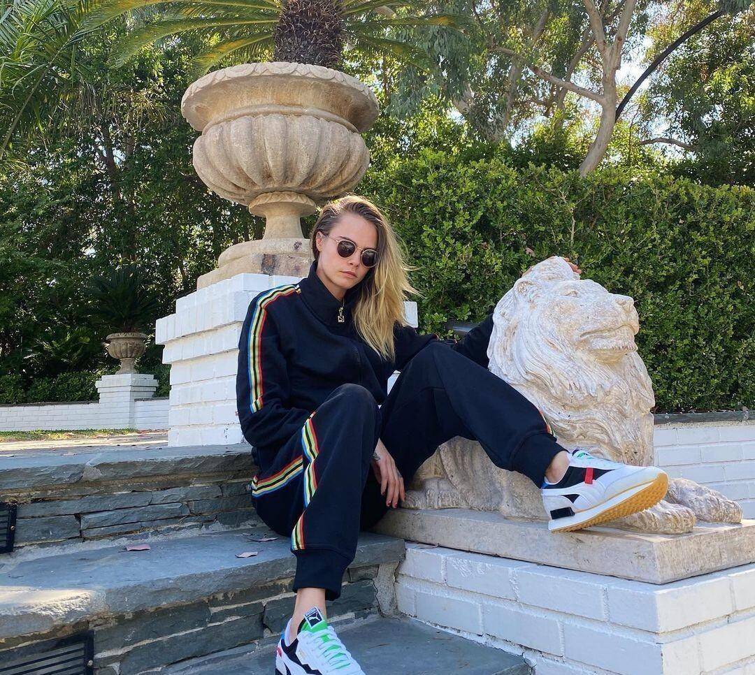 运动服 女人想要减龄，穿件拉链运动服就可以，不仅减龄还超时髦