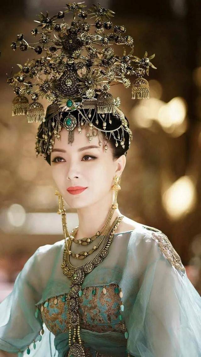 发型这是得罪造型师了吧，颜值再高，也经不起这么糟蹋？