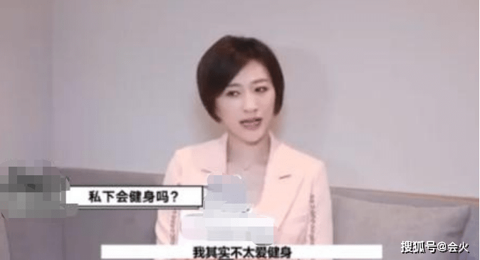 流浪狗李小冉与牛莉同框热舞！穿超短裤秀白净长腿，表情兴奋姿势婀娜