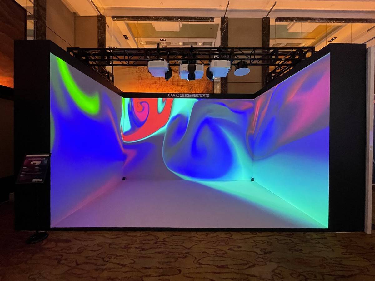 可以试试双投影机叠加投影,合并投影.