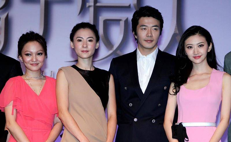 服装 张柏芝张韶涵和景甜合照,明明都穿了裙子,但看不出年龄差