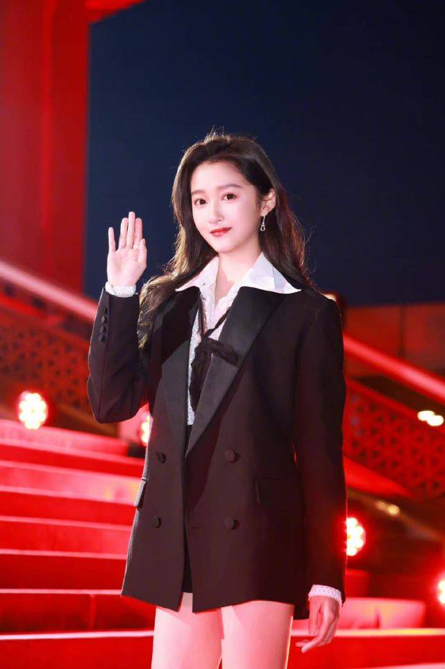 廓形 电影节闭幕式关晓彤又成大赢家！首次亮相赢了巩俐，穿西装出风头