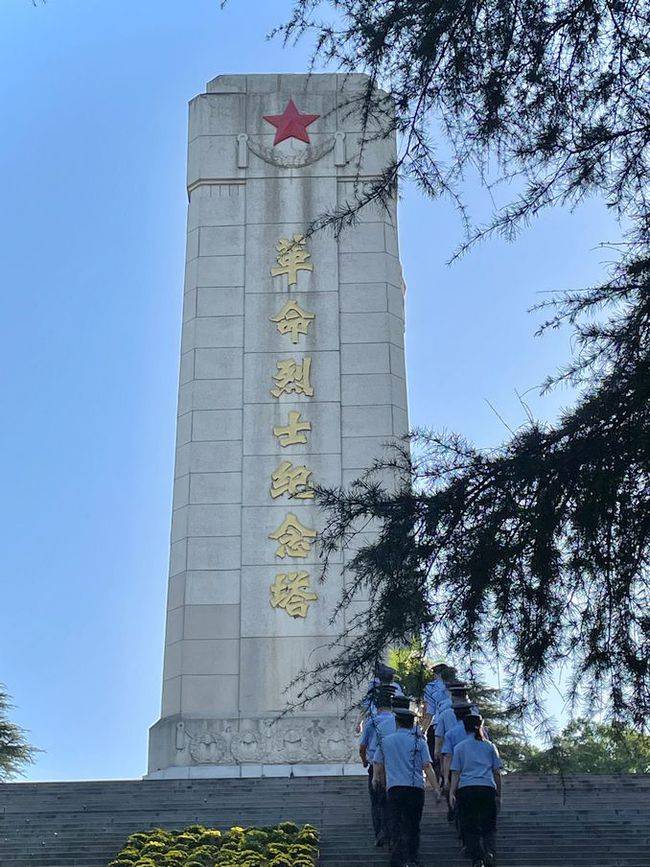 襄阳高新公安开展烈士纪念日祭扫缅怀活动