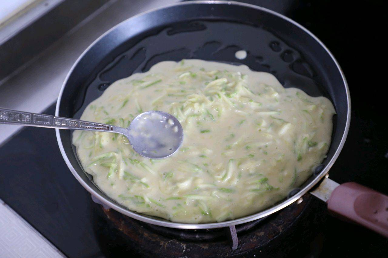 人体|早起10分钟,给家人做茭瓜鸡蛋饼,鲜嫩可口,卫生还省钱