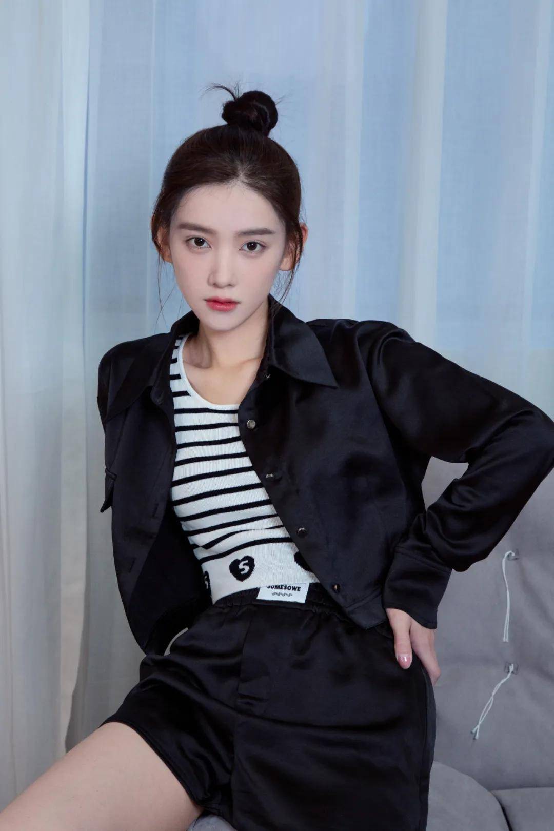 白女士 秋天换季穿啥？网友：女明星都钟爱的针织单品是时候安排了！