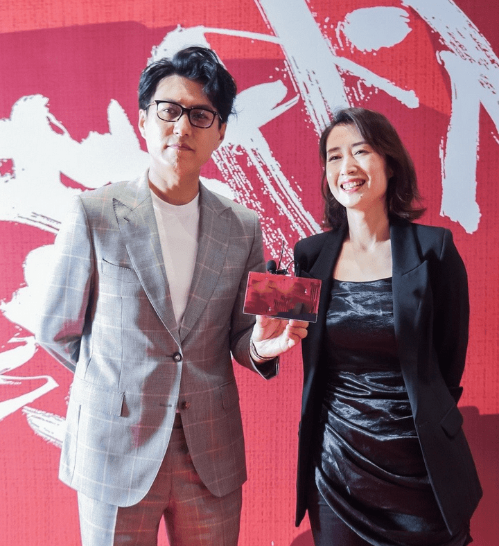 注入 刘敏涛从不刻意扮嫩，垫肩西装配缎面吊带，一身黑气质高级又优雅