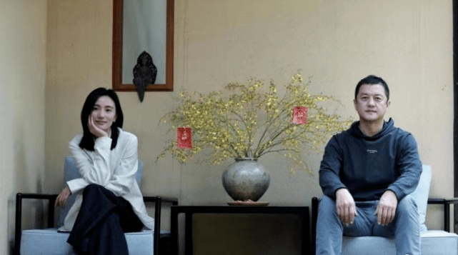 生日 李亚鹏正式过50岁生日好心酸！穿唐装变老头，小19岁女友一直没在