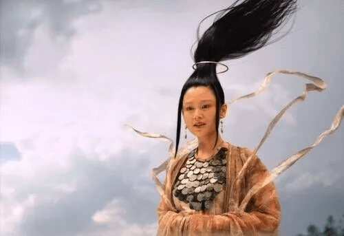 发型这是得罪造型师了吧，颜值再高，也经不起这么糟蹋？