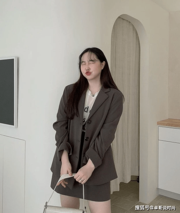 身材 别再说微胖女孩不会穿衣了,她的搭配,甩大家几条街