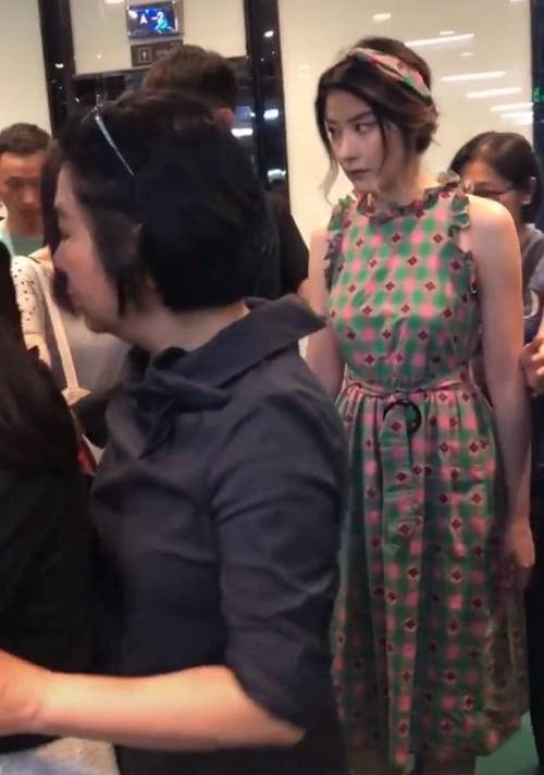 女明星陈慧琳被偶遇的现场照，49岁这么年轻漂亮，就是有小肚子假胯宽！