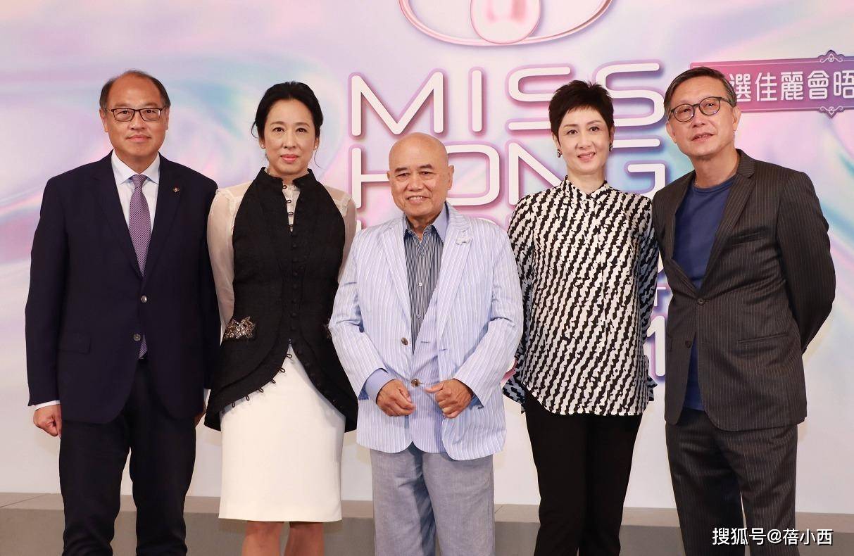 一身 朱玲玲真不愧是“阔太”，一身黑+白搭配真高级，哪像大婶的年纪