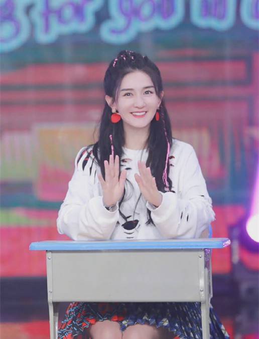 小姑娘 谢娜二胎后更“嫩”了！穿破洞T配印花裙，新潮时尚不输小姑娘