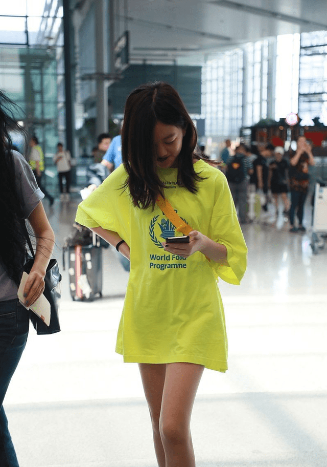 卫衣 王菲李亚鹏爱女长大了，长腿真让人羡慕，荧光色穿搭衬的皮肤更白