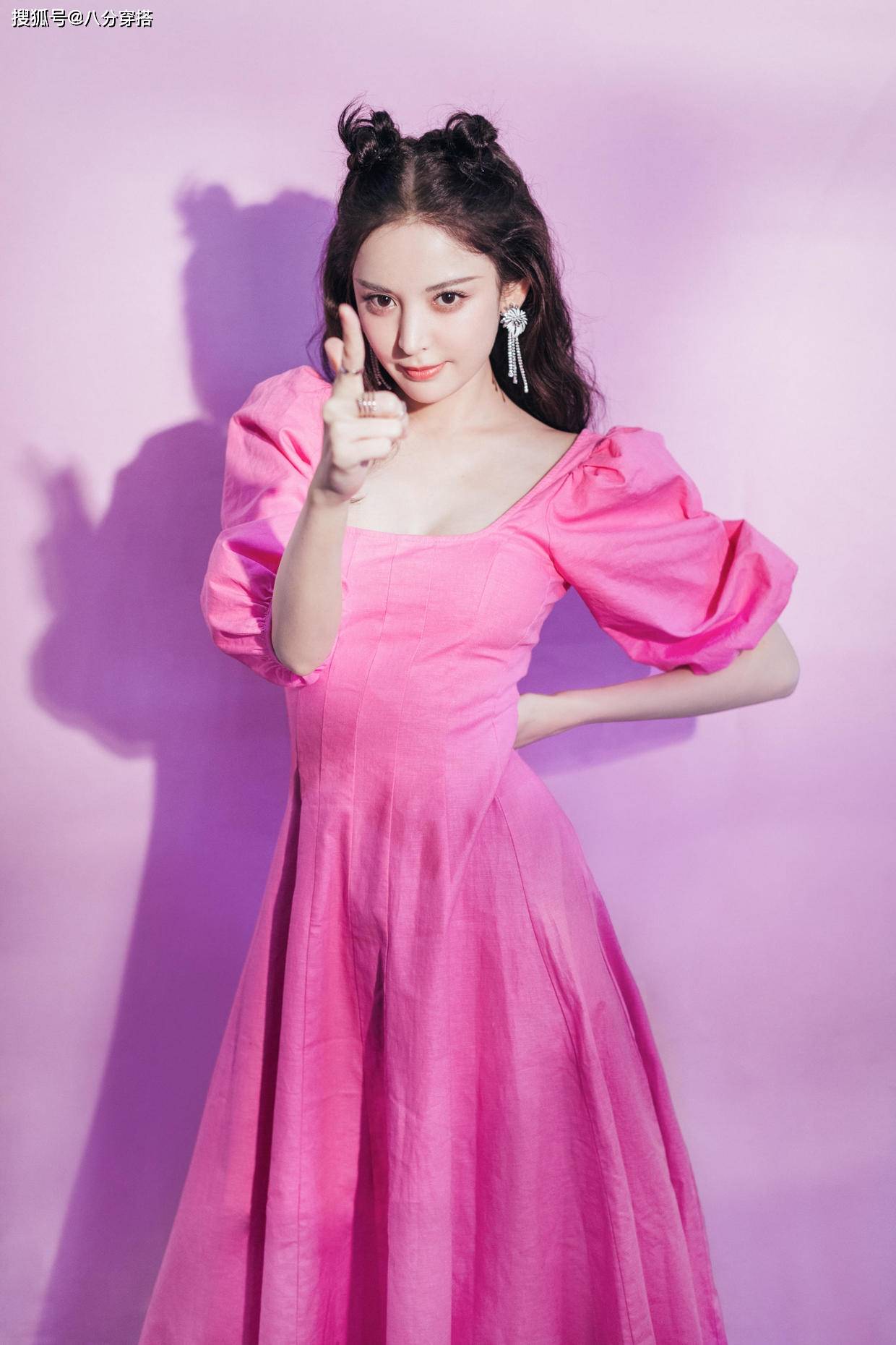 的作用 古力娜扎厉害了,灰色露脐背心配皮衣秀“蚂蚁腰”,身材不输超模