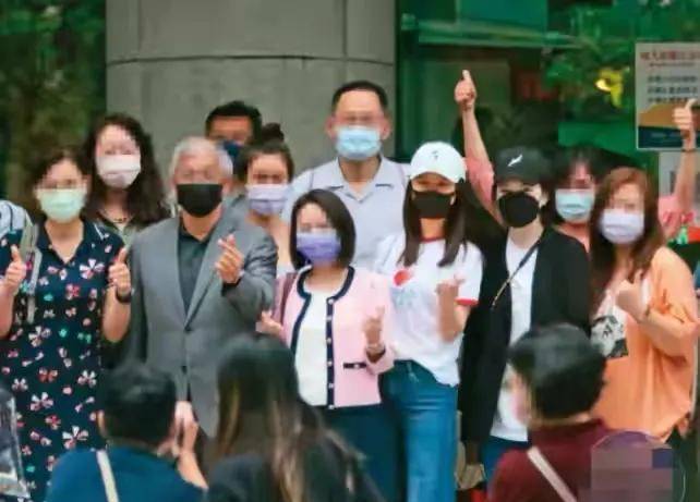 活动 霍建华陪林心如参加活动!耐心等待成小跟班,穿紧身裤彻底油腻了