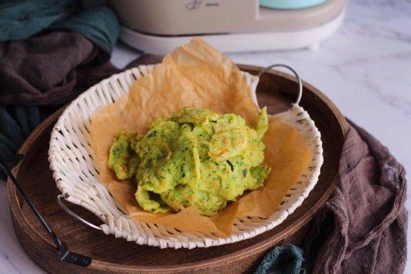 搅拌机|健康的菠菜做成鸡蛋饼,当作早餐再合适不过了,全家老少都喜欢