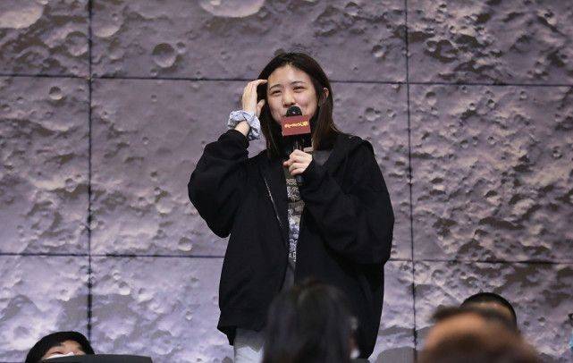 廓形 章子怡首映会太风光！女儿公开助阵首亮相，穿黑色素颜美过章子怡