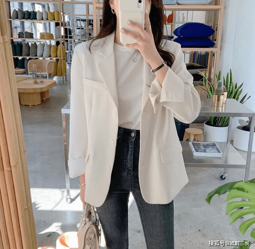 风衣 外套里面不仅仅是打底衫，今年秋天流行这3件内搭！美炸了！