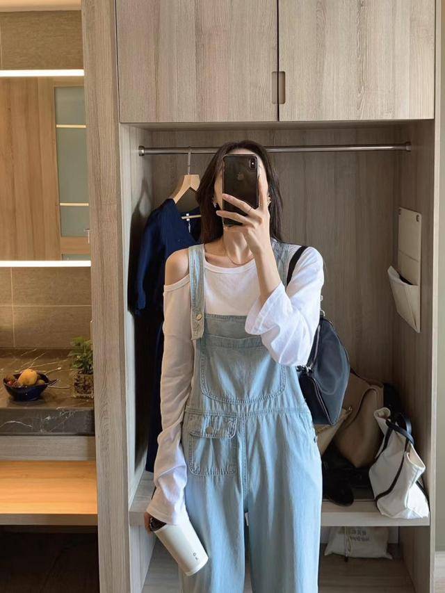 女王 张萌果然是“心机”女王，穿T恤前面“挖个”爱心，显得身材更好
