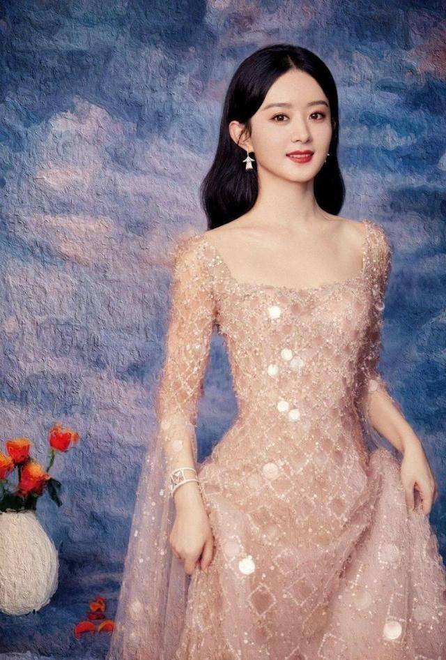 赵丽颖 赵丽颖的“少女脸”太有辨识度，穿素色长裙太仙了，好似油画公主