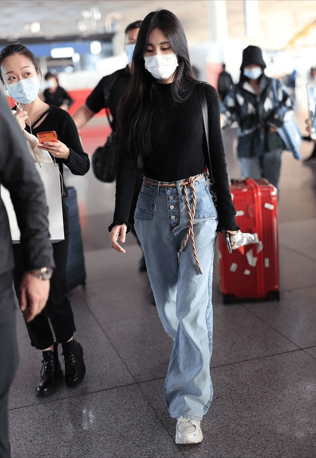 身材 张碧晨生了孩子之后身材还这么清瘦，休闲装挺时髦，长发好温柔