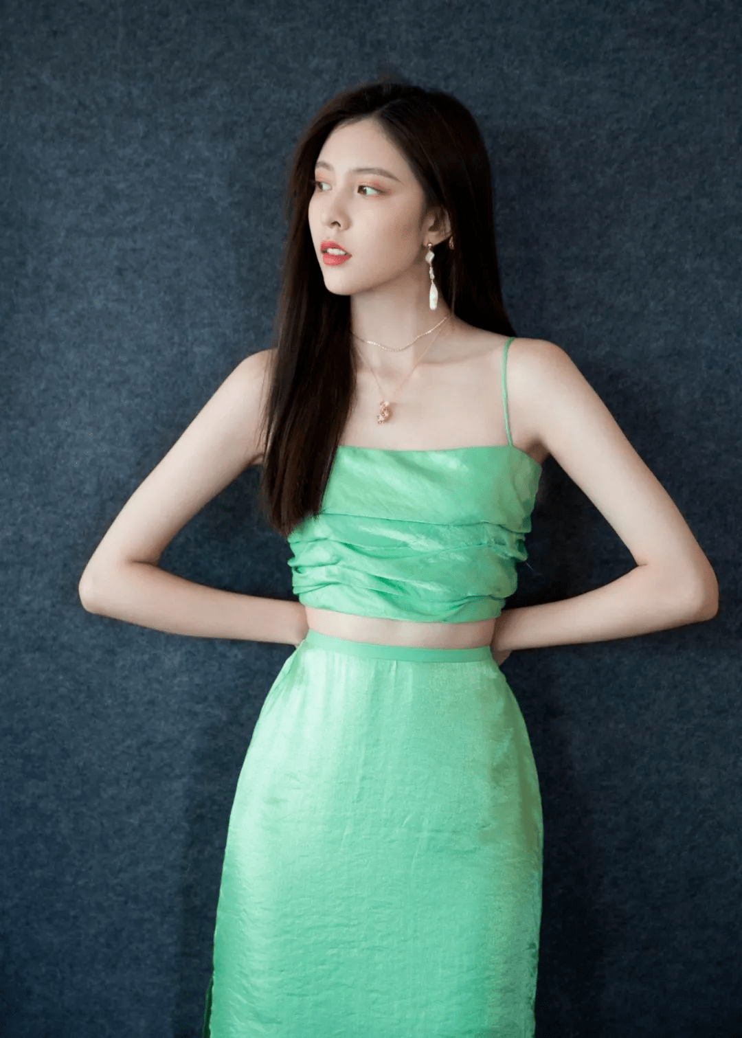 身材 宋妍霏不愧是女团出身,穿露腰装配工装裤,气场不输超模!