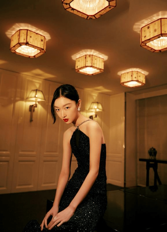 纸片人 周冬雨瘦成“纸片人”，穿挂脖亮片裙看着只有80斤，真正骨感美人