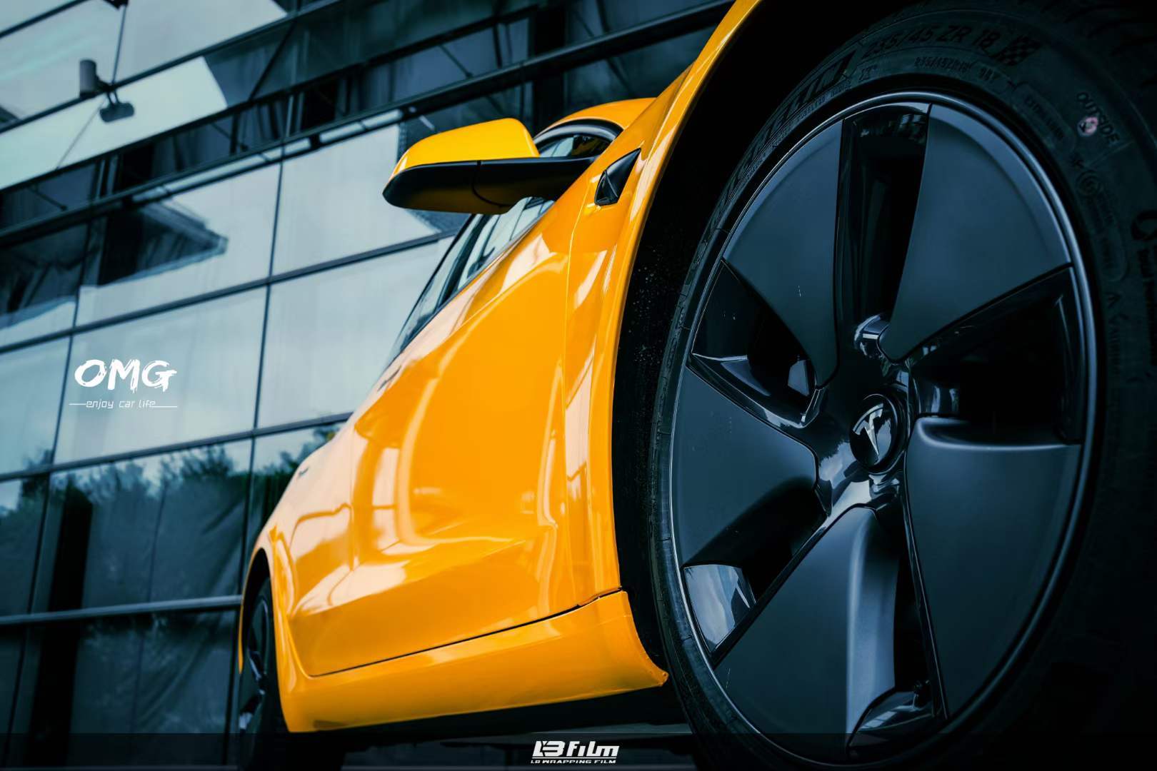 特斯拉model3汽车lb改色膜超亮金属枫叶黄