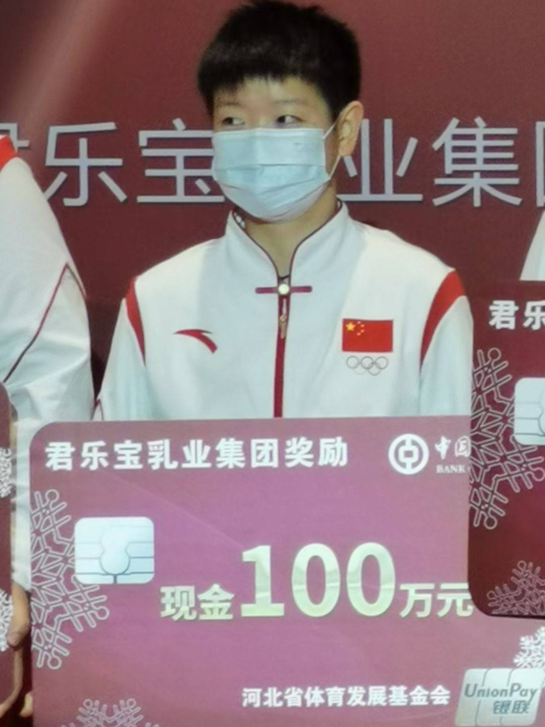 全运会|孙颖莎回家乡获100万现金奖励，紧挨巩立姣齐坐台阶，体型反差大