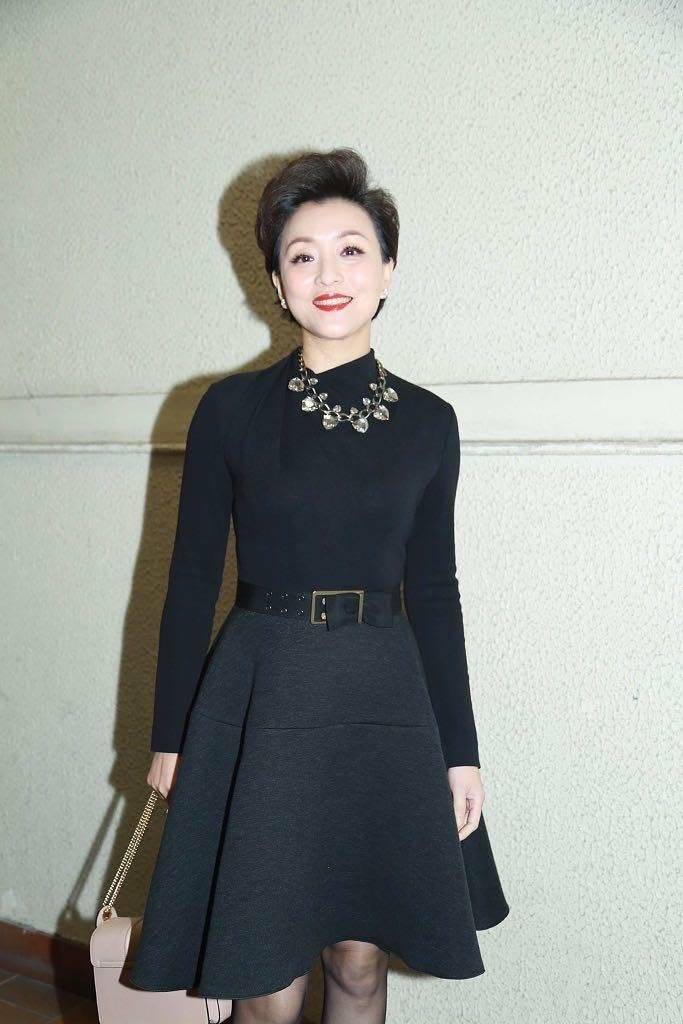 新潮 杨澜学小姑娘赶时髦，穿纱裙挑染蓝发新潮又减龄，气质却依然端庄