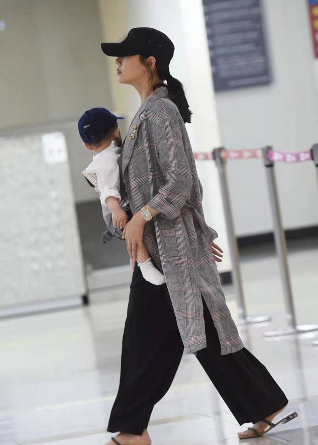 向来偏 秋瓷炫一家现身机场，女方背娃似保姆男方一身轻松