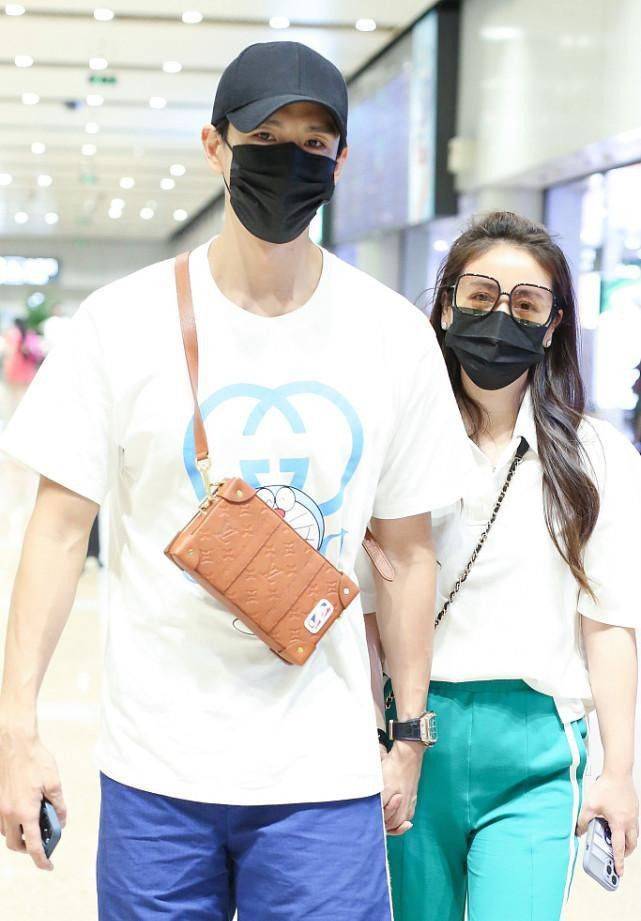 元素 小李琳打扮得挺少女的，衬衫配“校服裤”好嫩，就是腿型没藏住