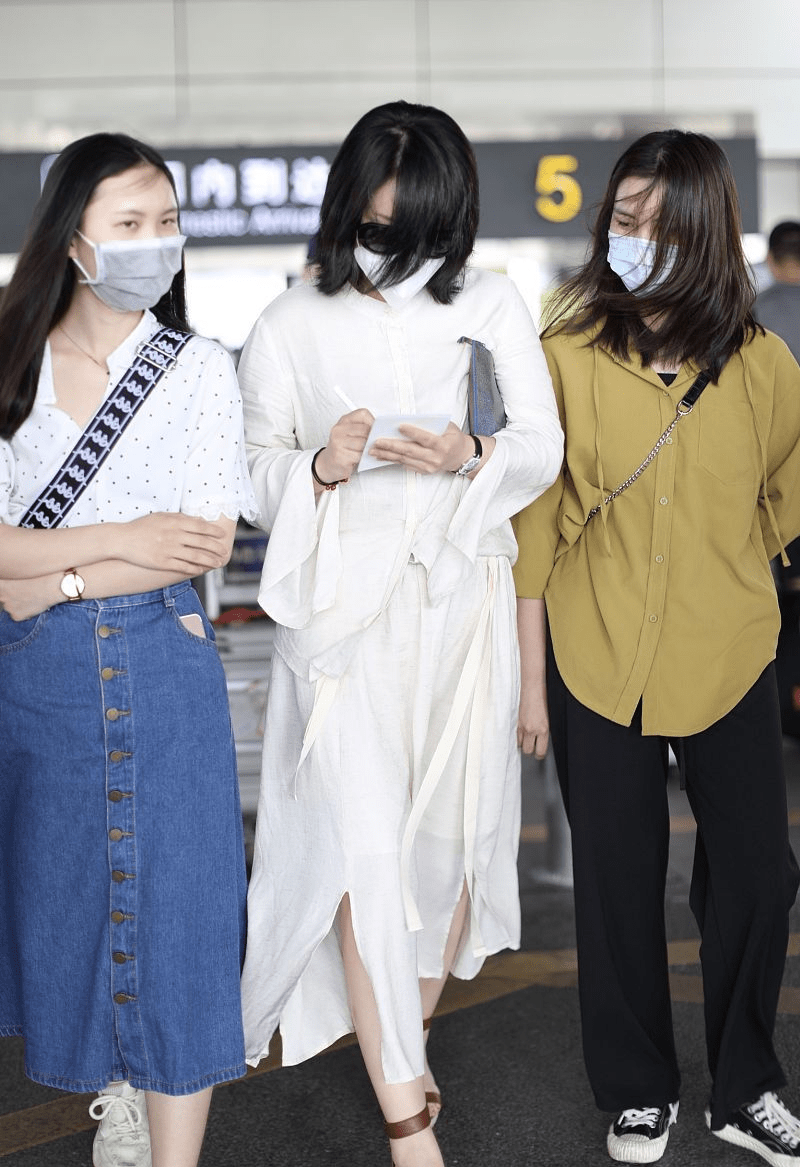 身材 秦海璐的优雅都是长裙给的，私服礼服都高级，娇嫩是宠出来的