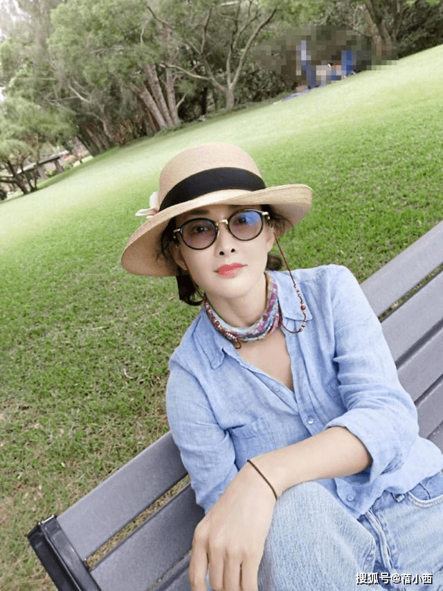 健美 “73年的牛莉”有健美身材任性穿,衬衫配牛仔裤,就穿出了国际范