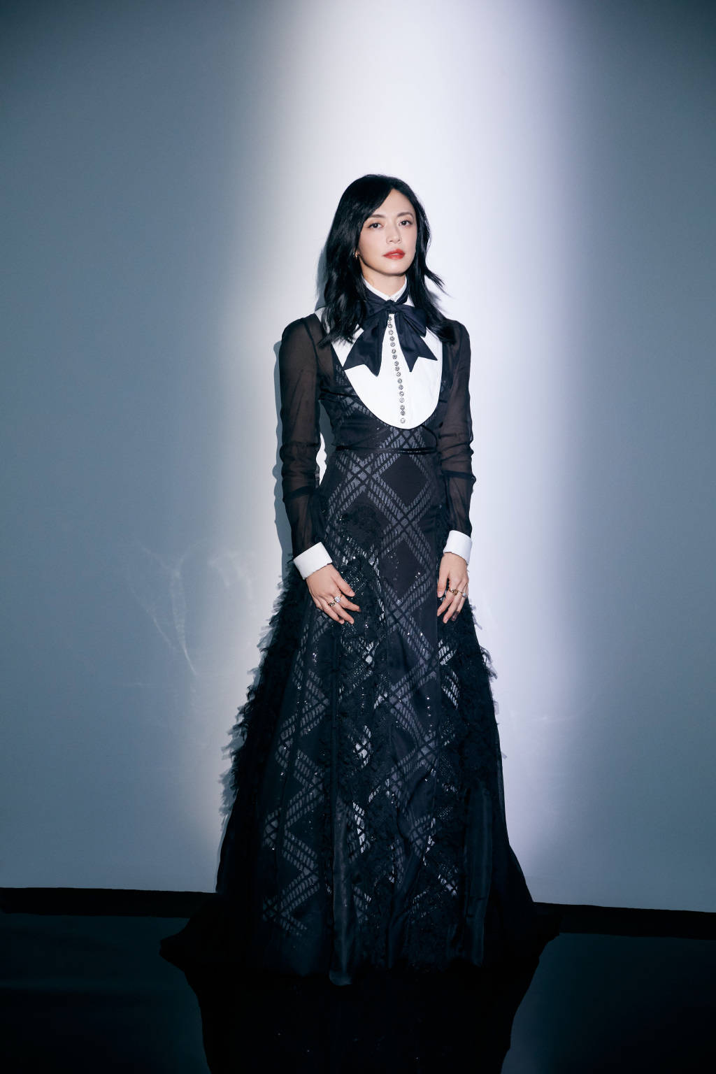 高定 红毯造型，刘浩存清纯陈都灵连换4套抢镜，姚晨穿高定被发型扣分