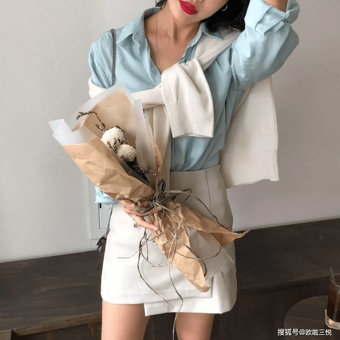 风衣 外套里面不仅仅是打底衫，今年秋天流行这3件内搭！美炸了！