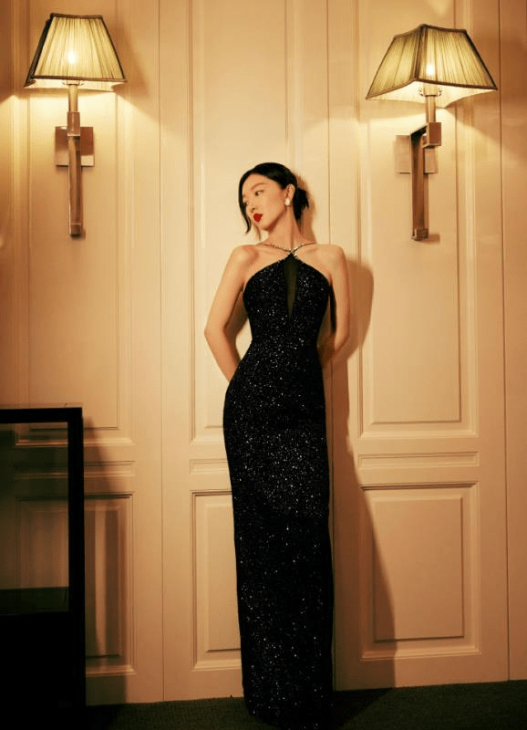 纸片人 周冬雨瘦成“纸片人”,穿挂脖亮片裙看着只有80斤,真正骨感美人